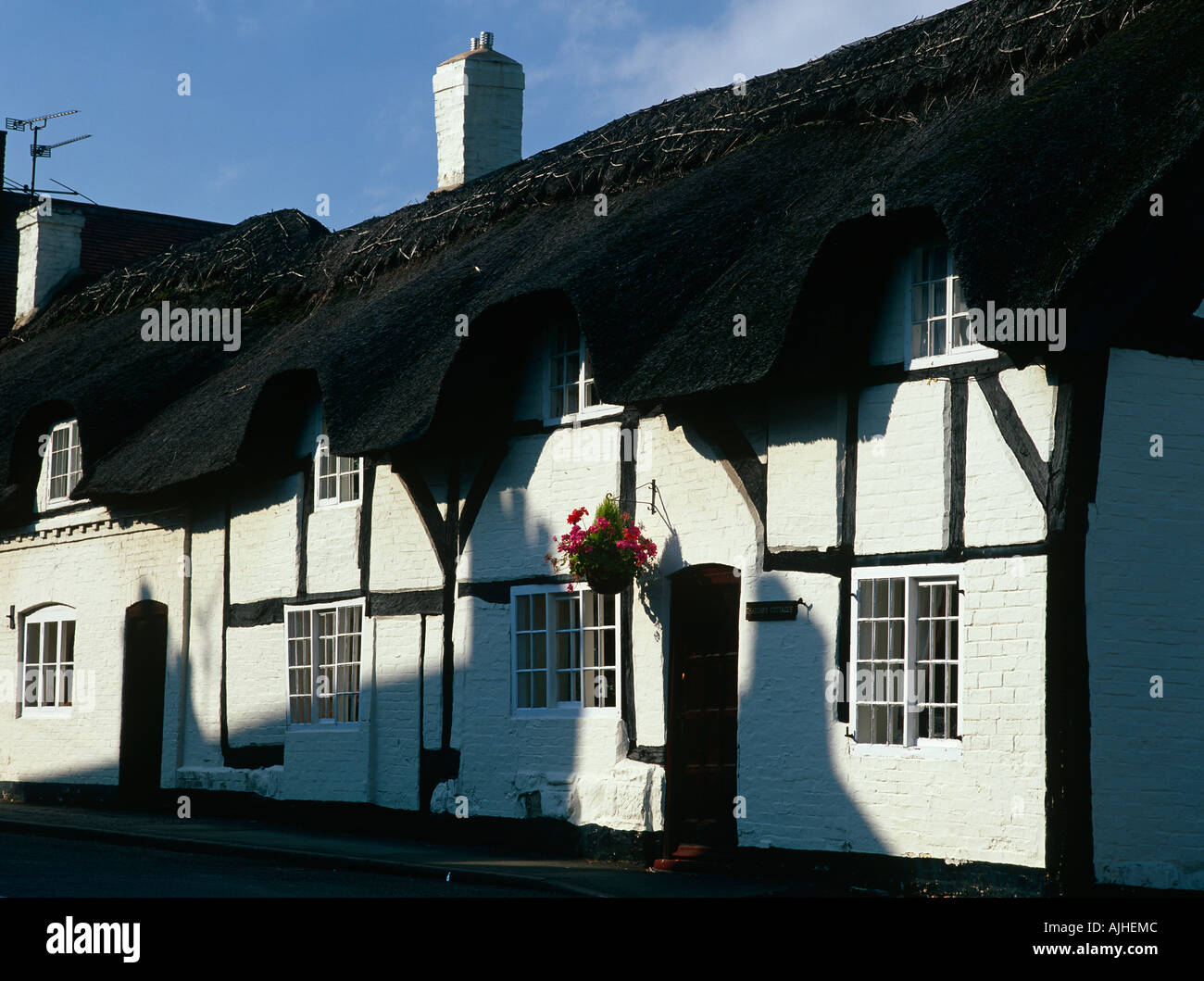 Cottage con il tetto di paglia di Melbourne nel villaggio a sud Derbyshire England Regno Unito Foto Stock