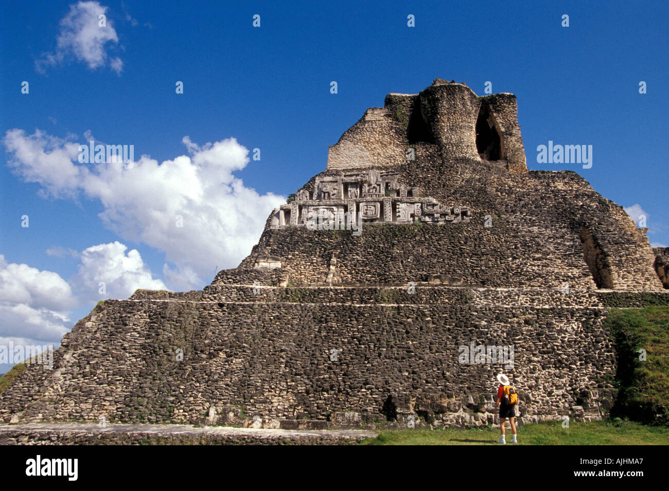 Belize America Centrale escursionismo Xunantunich città Maya rovine tempio principale piramide Foto Stock