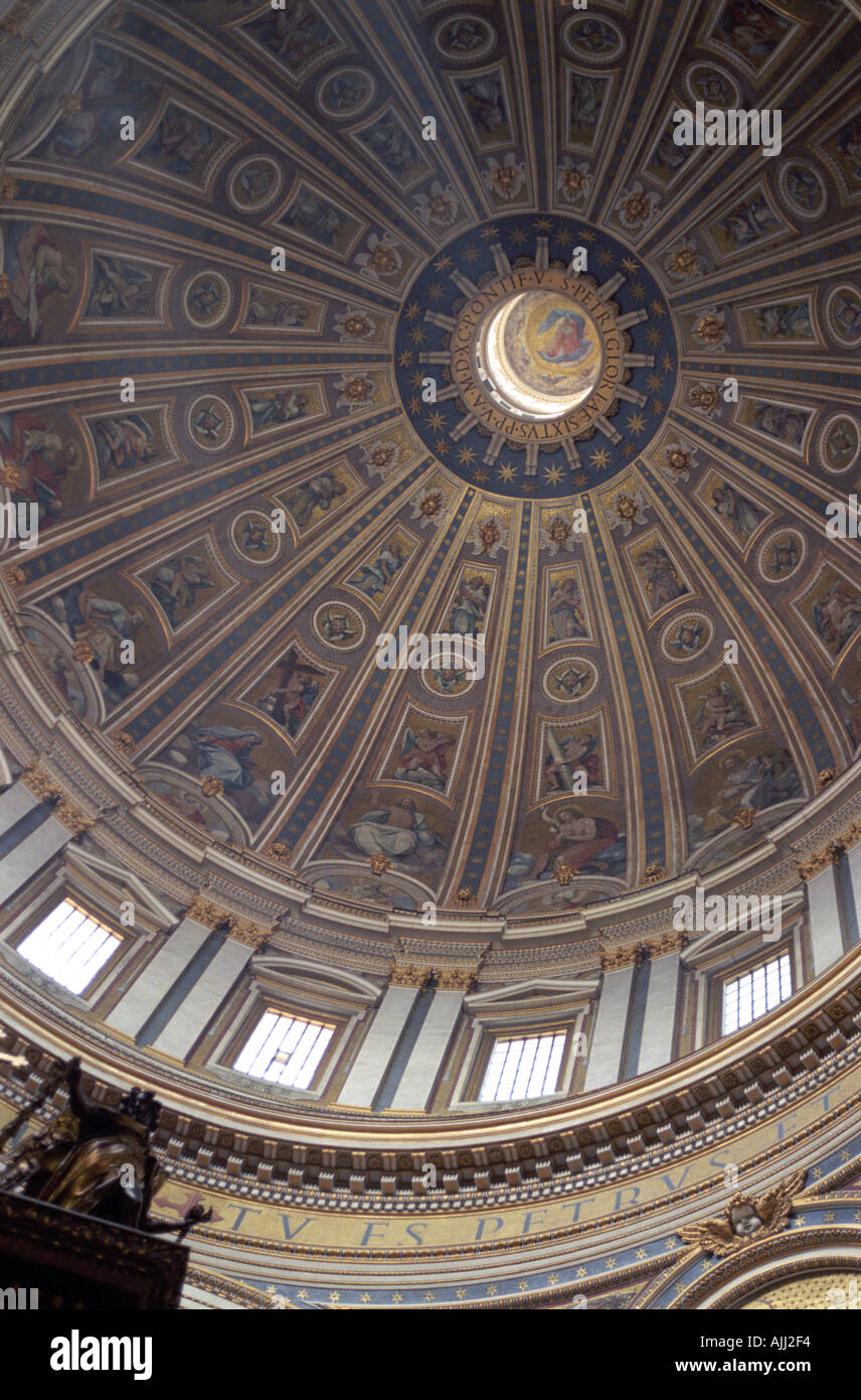 Osservando il Michelangelo realizzò la cupola della Basilica di San Pietro in Vaticano Roma Foto Stock