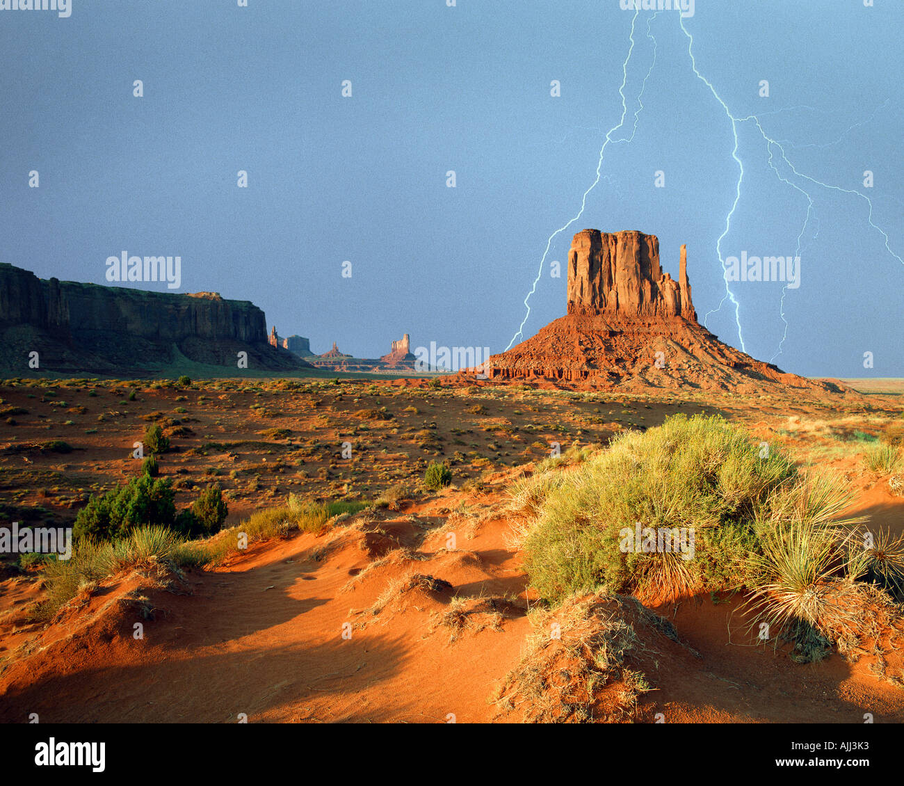 USA - Arizona: Lightning Over Monument Valley Navajo Tribal Park Foto Stock