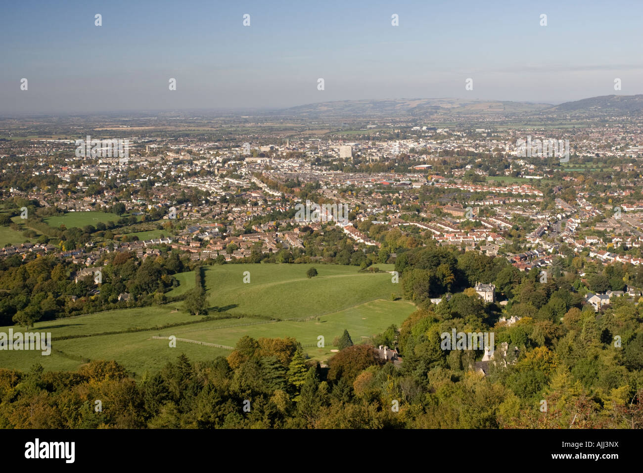 Bordo meridionale di Cheltenham diffondere nella campagna verde come visto dalla cima della collina Leckhampton GLOUCESTERSHIRE REGNO UNITO Foto Stock