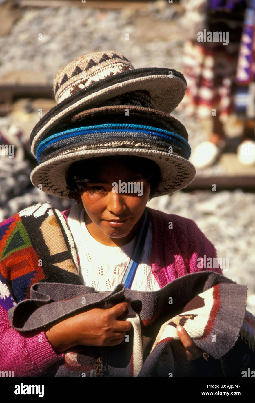 1, una donna peruviana, quechua donna, donna adulta, hat fornitore, vendita  di cappelli, stazione ferroviaria, Ollantaytambo, provincia di Urubamba,  Perù, Sud America Foto stock - Alamy