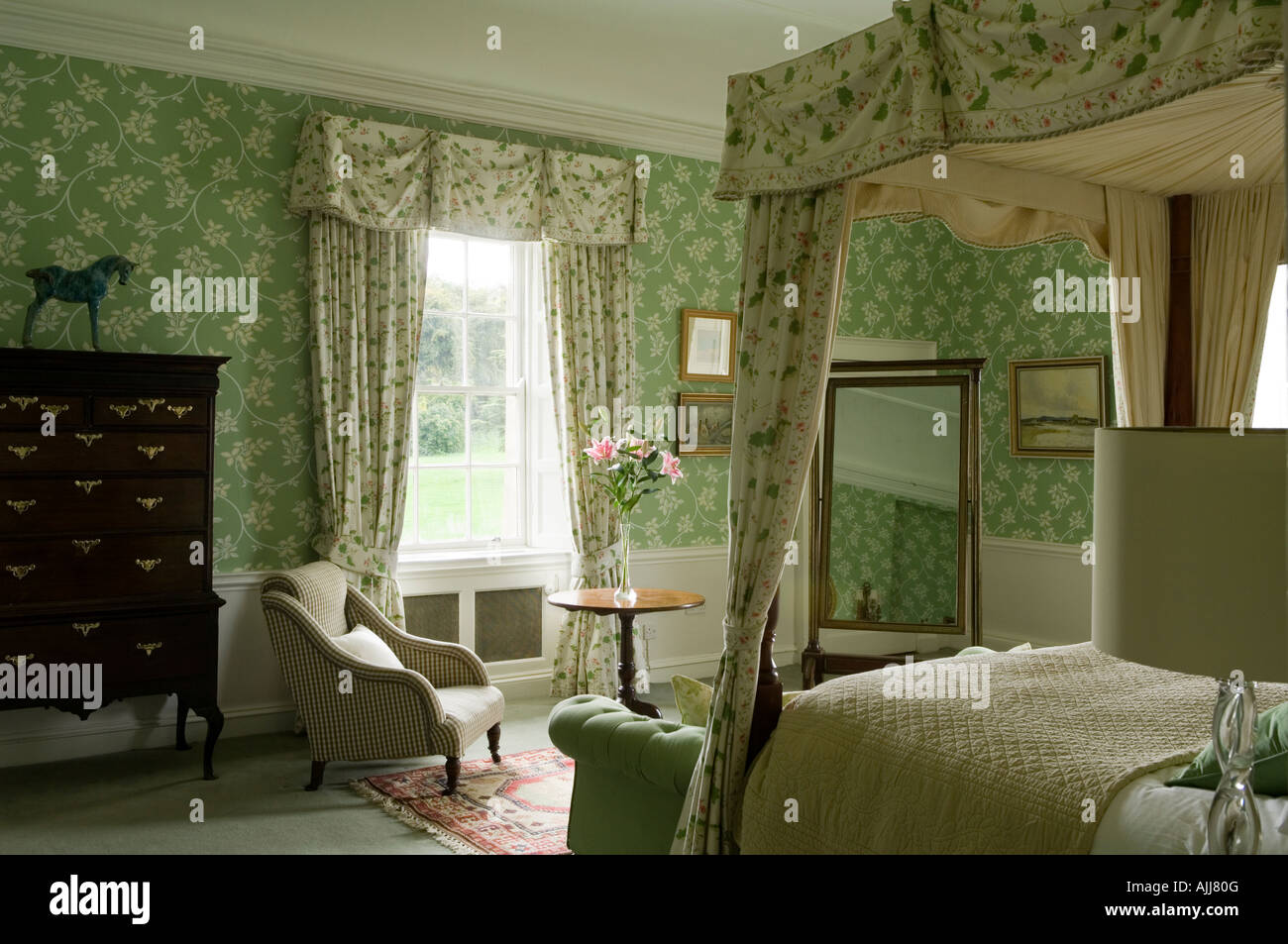 Camera da letto con letto fourposter e verde parete modellato della carta nel XVII secolo il castello irlandese Foto Stock