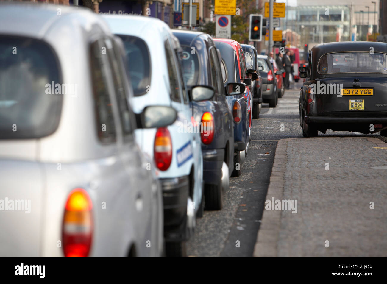 Taxi con fila di stile Londra hackney trasporto taxi schierate in Belfast City Centre Foto Stock