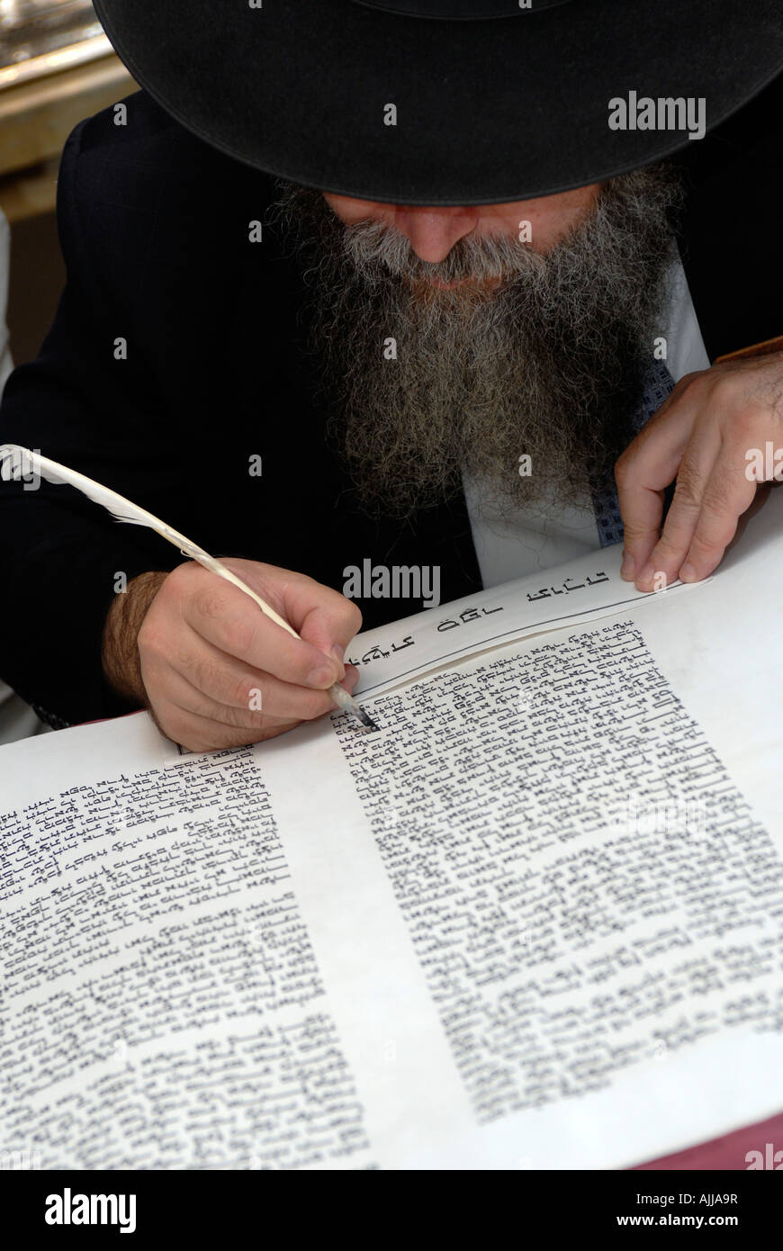 Torah scribe termina la sacra Scrittura scorrere Foto Stock