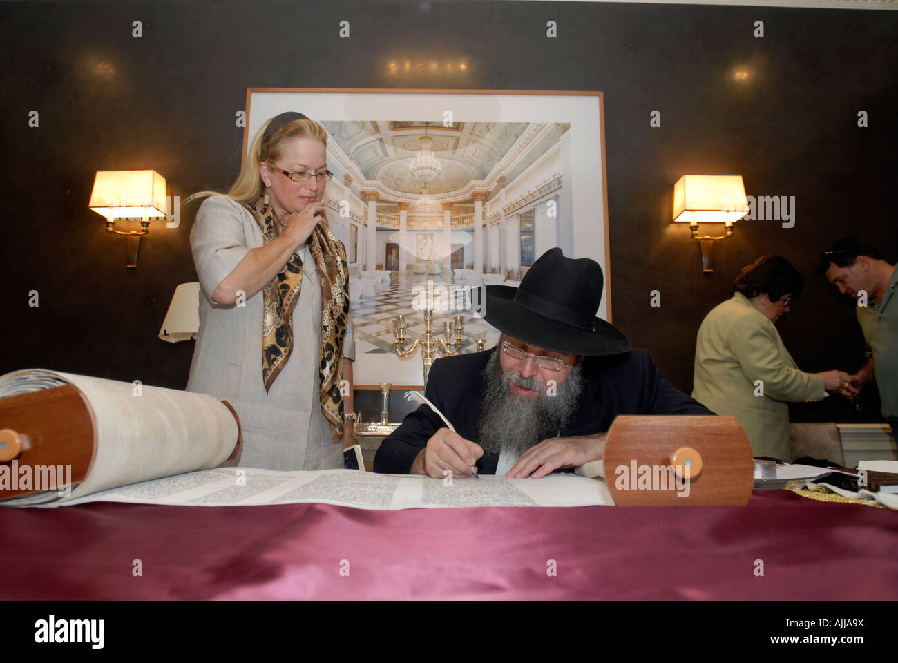 La Torah e finiture di incisione sacra scorrere Foto Stock