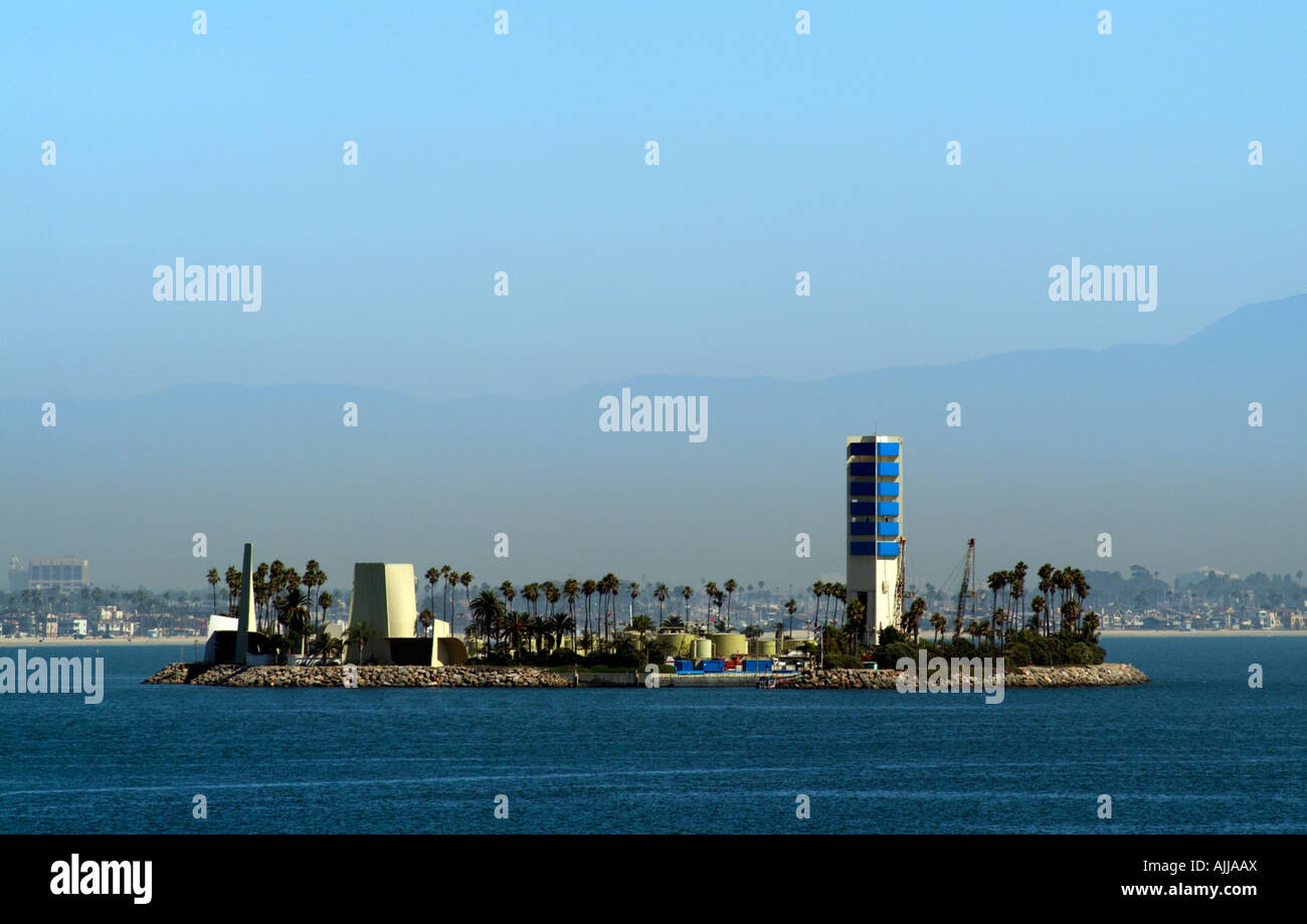 Olio e Gas Isola di foratura Grissom e mimetizzata Rig Long Beach California America USA Foto Stock