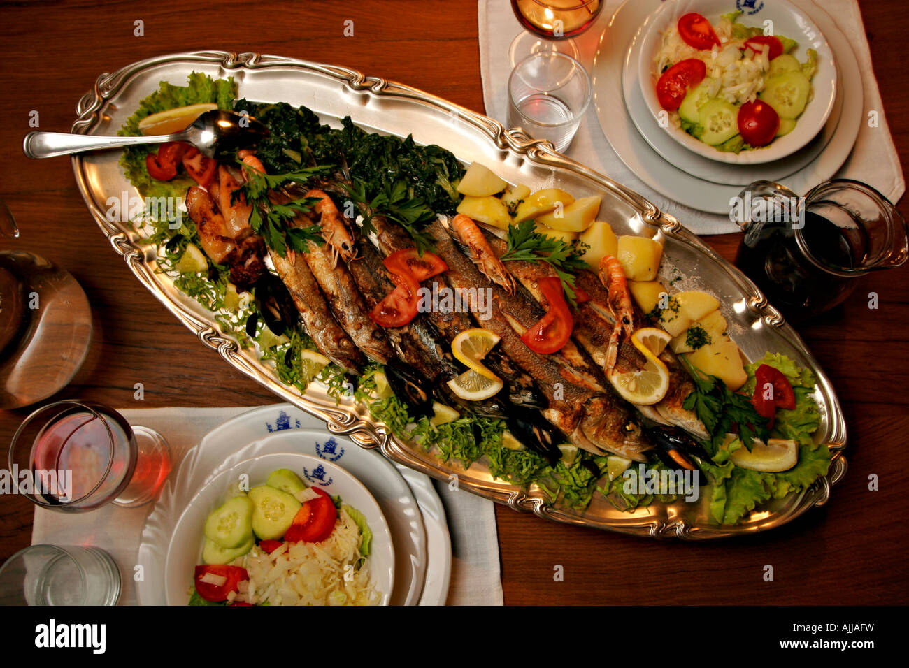 Fischplatte im Restaurant in Altstadt Rab auf Insel | Piatto di pesce nel ristorante Santa Maria nella parte vecchia della citta di Rab sull' isola Foto Stock