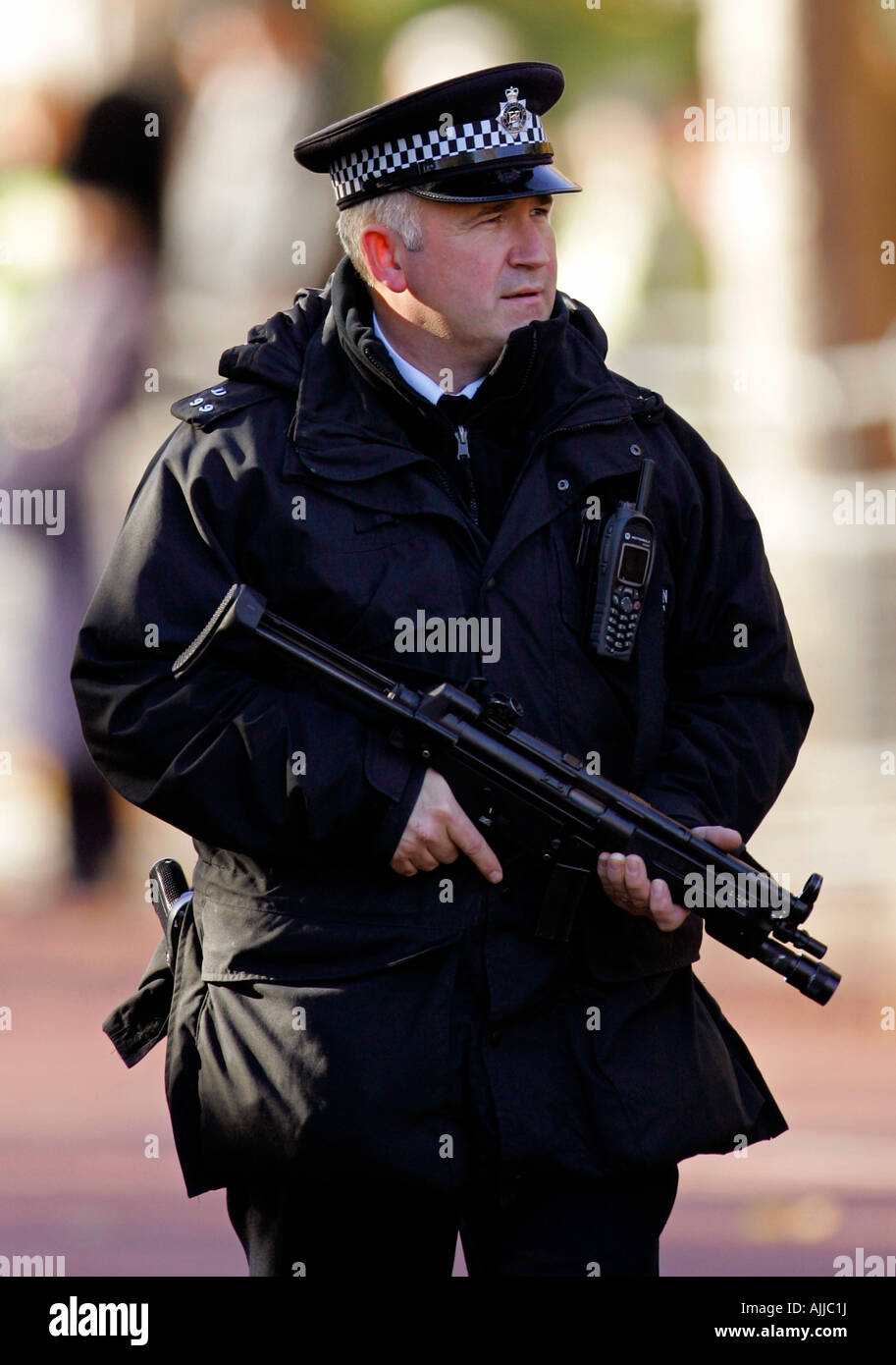 Armato di un poliziotto metropolitano che porta una mitragliatrice Foto Stock