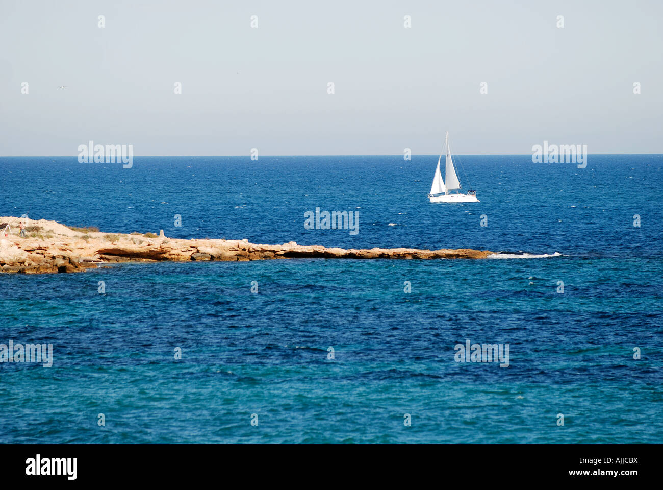 WHITE sailing yacht a vela in una giornata di sole di punta PRIMA TORREVIEJA COSTA BLANCA SPAGNA Foto Stock