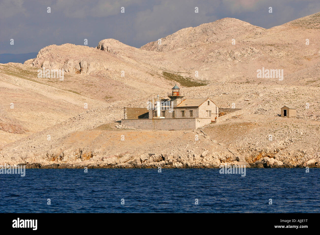 Leuchtturm auf der Insel Prvic suedlich von Krk | Ligthhouse presso l'isola di Prvic a sud di Krk Foto Stock