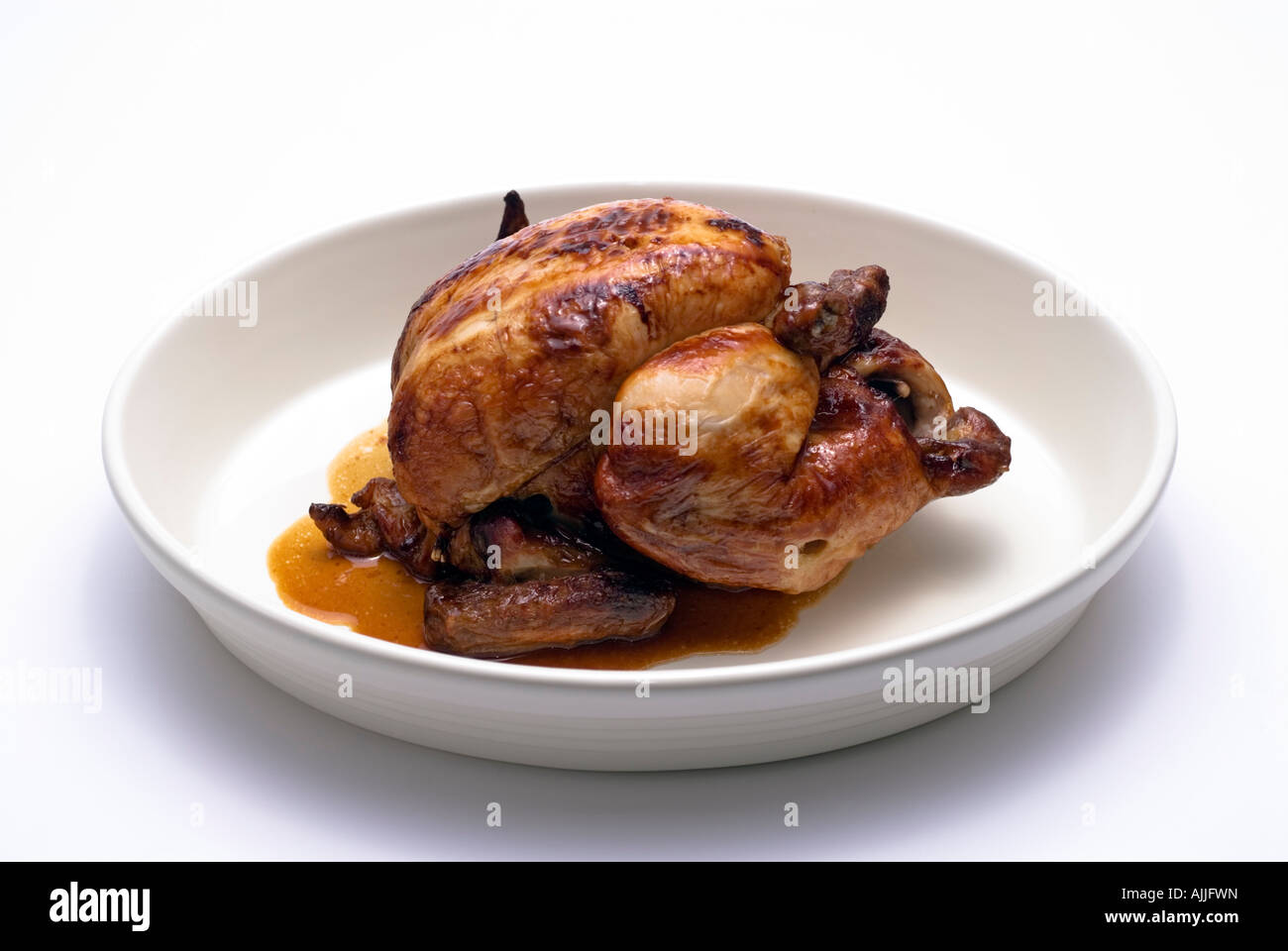 Pollo arrosto e succo in un piatto Foto Stock