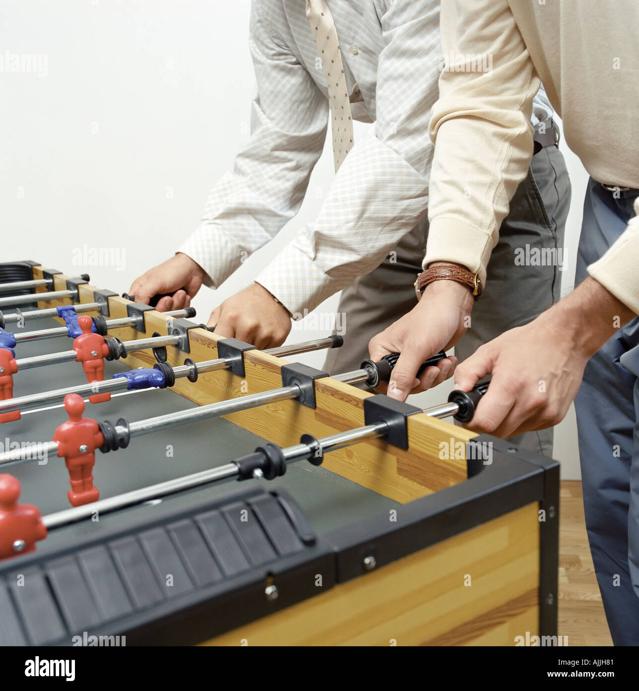 Imprenditori a giocare il calcio balilla Foto Stock