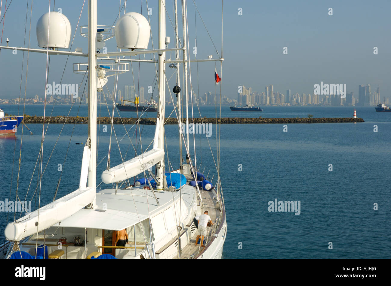Sailing yacht 'Timoneer' ancorato con Panama city salendo in background. Foto Stock