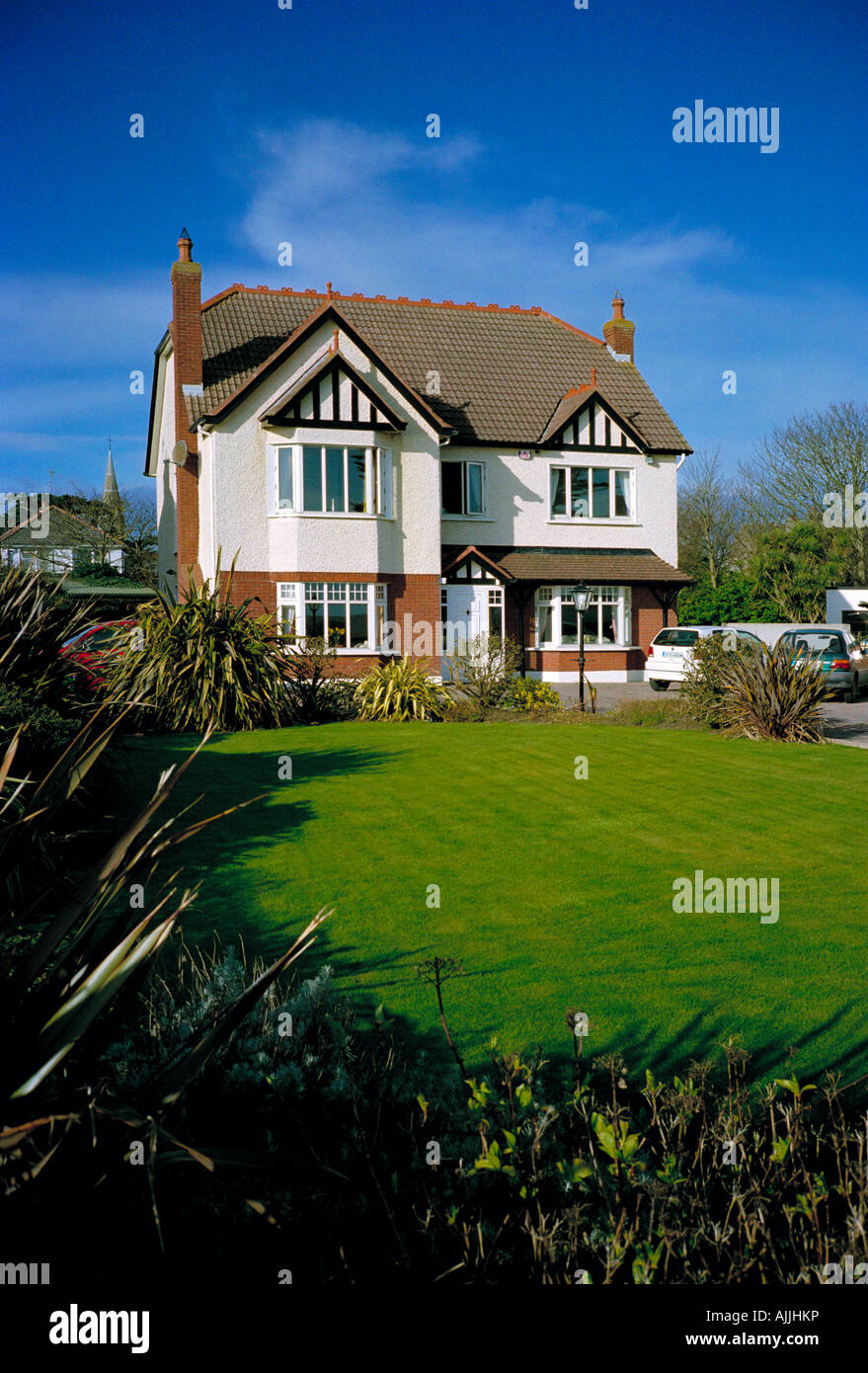 Una bella casa unifamiliare di indeterminato lentisco moderno stile con grande prato anteriore Foto Stock