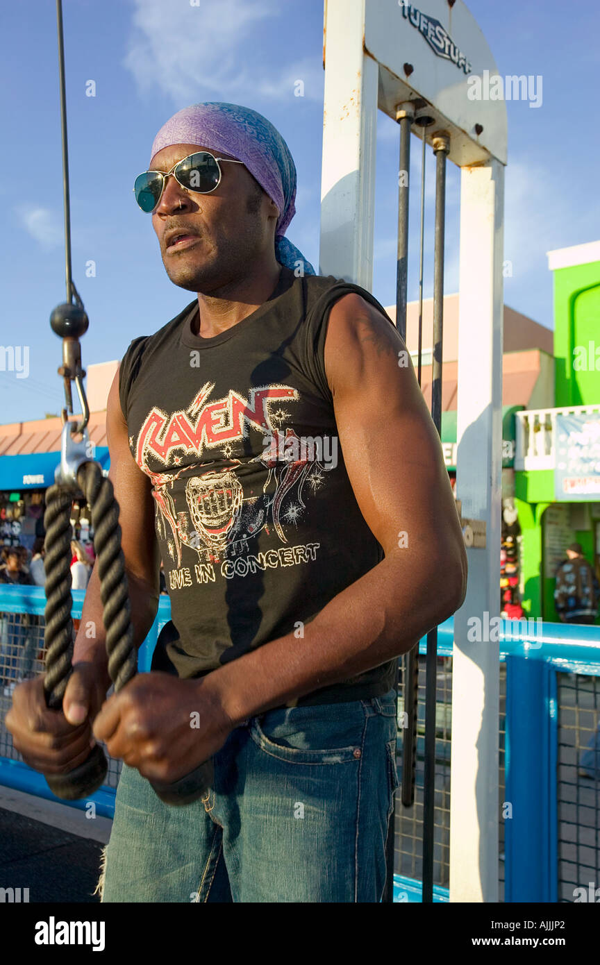 African American l uomo lavora fuori al muscolo Spiaggia di Venice, California Foto Stock