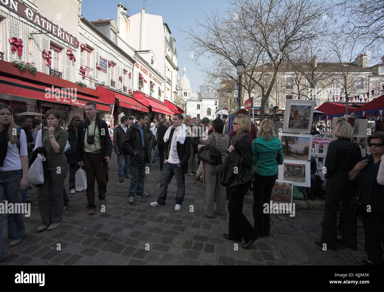 Folla turistica in artista piazza quartiere Montmartre di Parigi Foto Stock