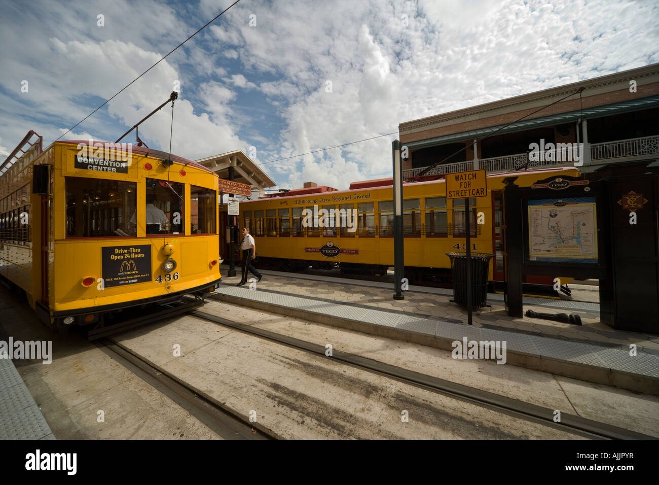 Tampa Florida noi storico quartiere spagnolo Ybor City TECO Linea carrello elettrico tram al Centro Ybor stop con motorman Foto Stock