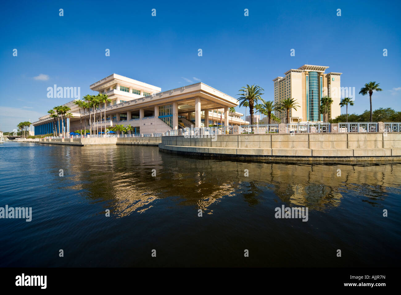 Città di Tampa Convention Center waterfront Hillsborough River, Tampa Bay Area Florida US STATI UNITI D'AMERICA. Embassy Suites Hotel sulla destra. Foto Stock