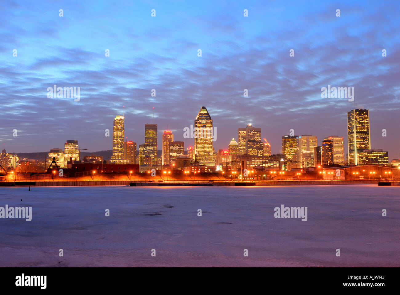 Lo Skyline di Montreal in inverno da Lachine Canal, Quebec, Canada Foto Stock