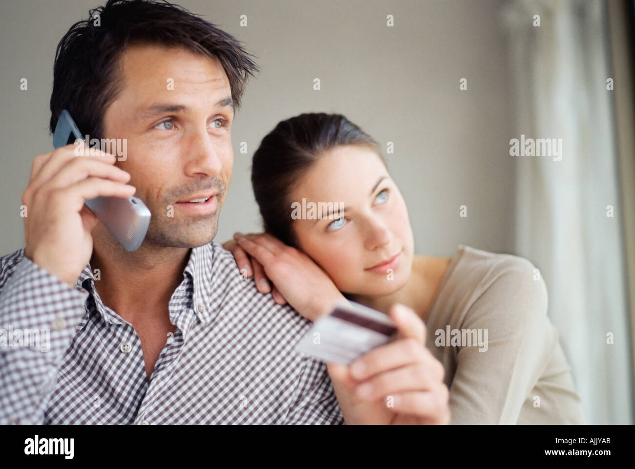 Coppia utilizzando la carta di credito via telefono Foto Stock