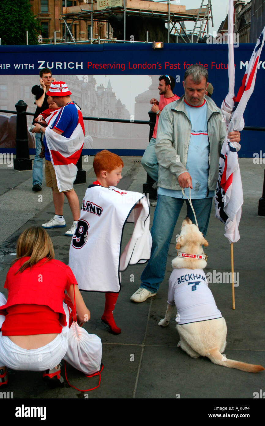 Gli appassionati di calcio Inghilterra di supporto che festeggiano il loro team di conquistare Ecuador a Trafalgar Square a Londra. 2006 Coppa del Mondo FIFA. Foto Stock