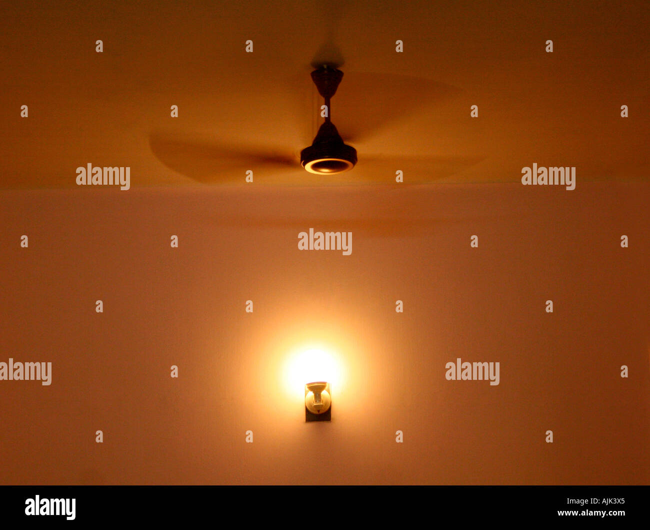 Un'immagine che mostra le sottigliezze di una camera con la luce e il ventilatore da soffitto attivato Foto Stock