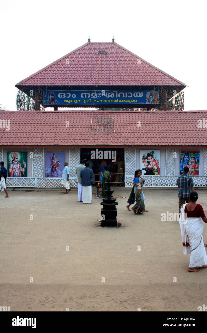 I devoti visitando il tempio del Signore Shiva ad Aluva, Kerala Foto Stock
