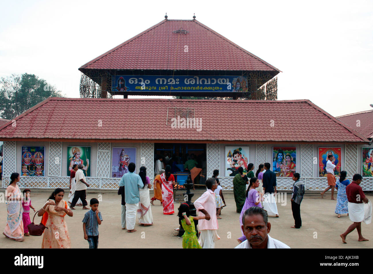 I devoti affollano in grandi numeri durante la stagione dei festival presso il Signore Shiva tempio di Aluva, Kerala Foto Stock