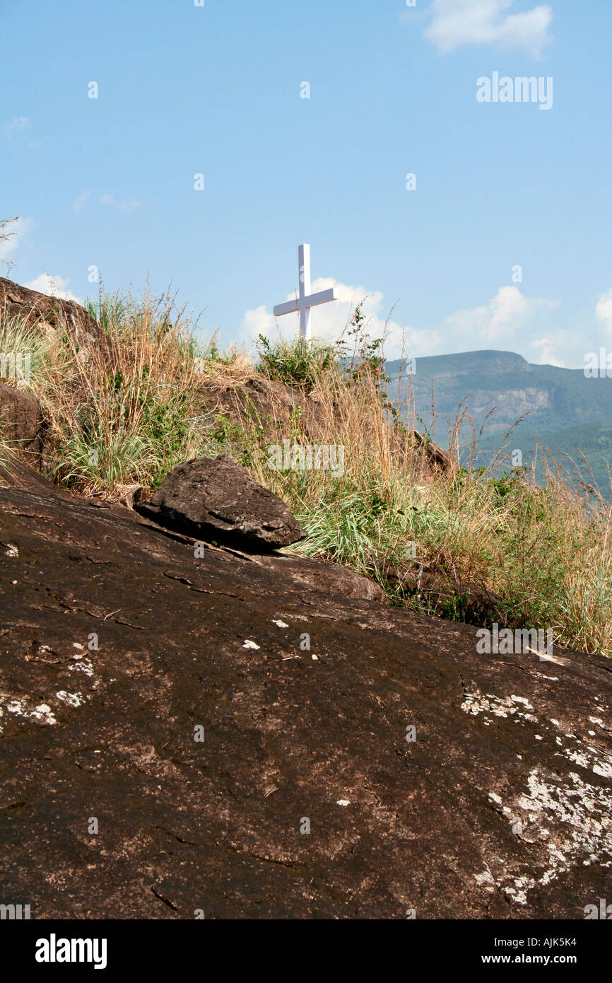 Una croce bianca fissata sulla sommità di una collina, Marayoor, Kerala, India Foto Stock