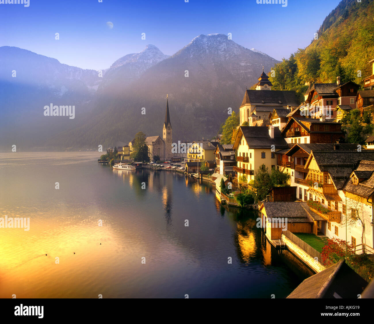 AT - SALZKAMMERGUT: Pittoresco villaggio di Hallstatt e lago Hallstätter Foto Stock