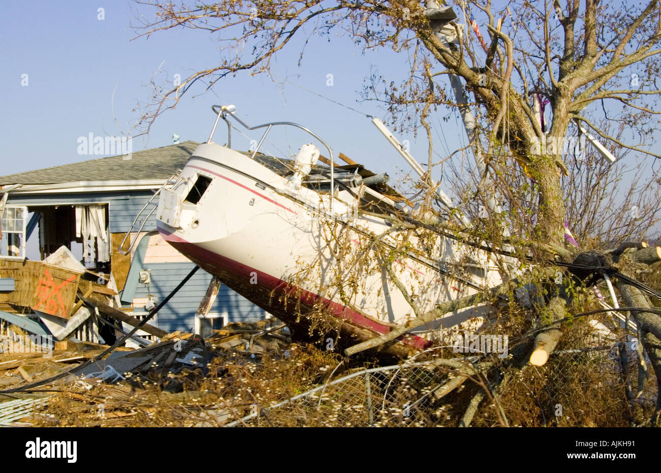 Barca a vela in giardino uragano Katrina danni Foto Stock