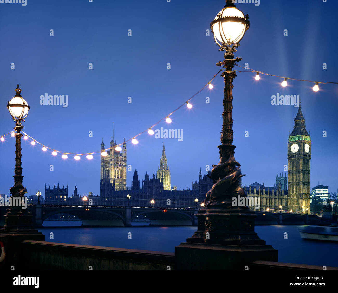 GB - LONDRA: Westminster di notte visto da South Bank Foto Stock