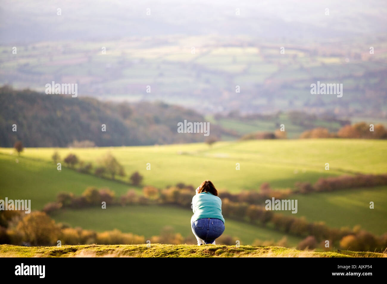 Solo donna guarda a vista su Brecon Beacons Galles Foto Stock