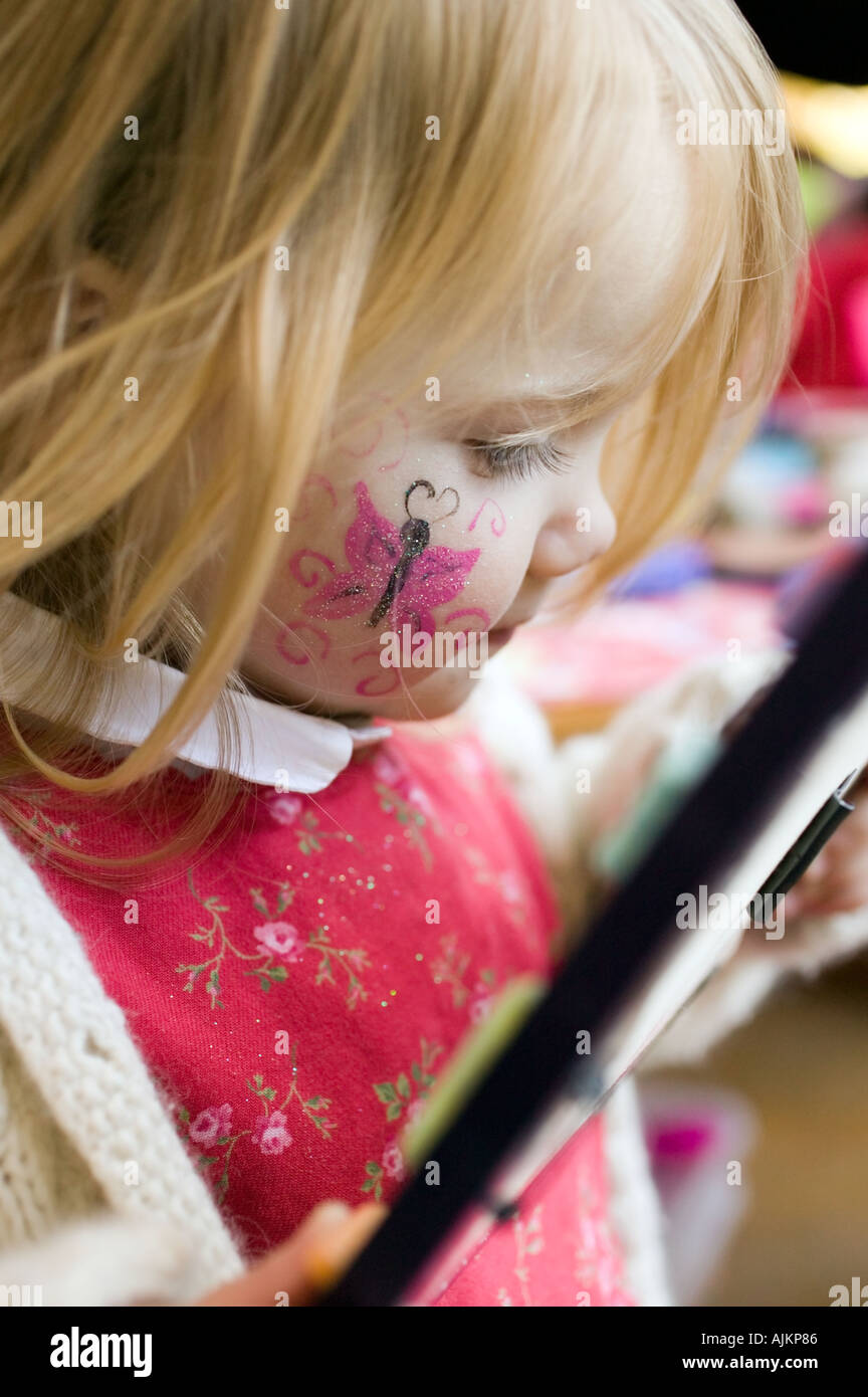 Bambina con butterfly face paint Foto Stock