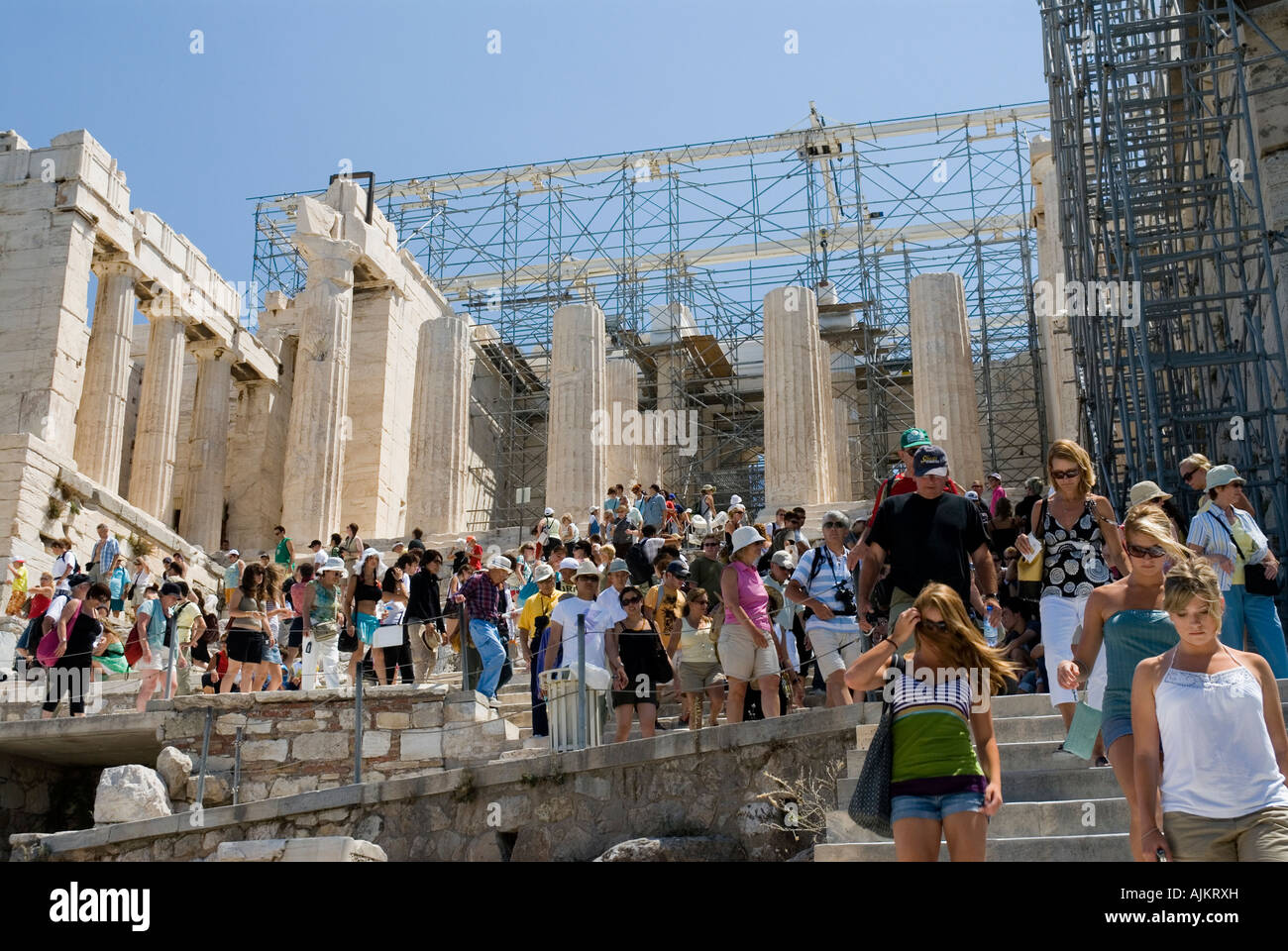 I turisti la visualizzazione di grandi lavori di restauro sul Propylaia estate 2007 l'Acropoli di Atene in Grecia Foto Stock