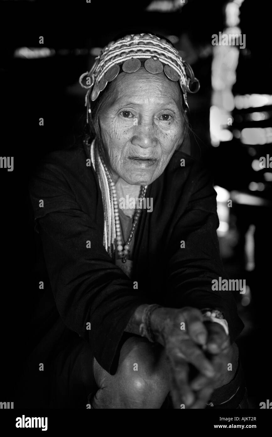 Anziana donna Akha presso un villaggio di minoranza, Triangolo Dorato, Thailandia. Foto Stock