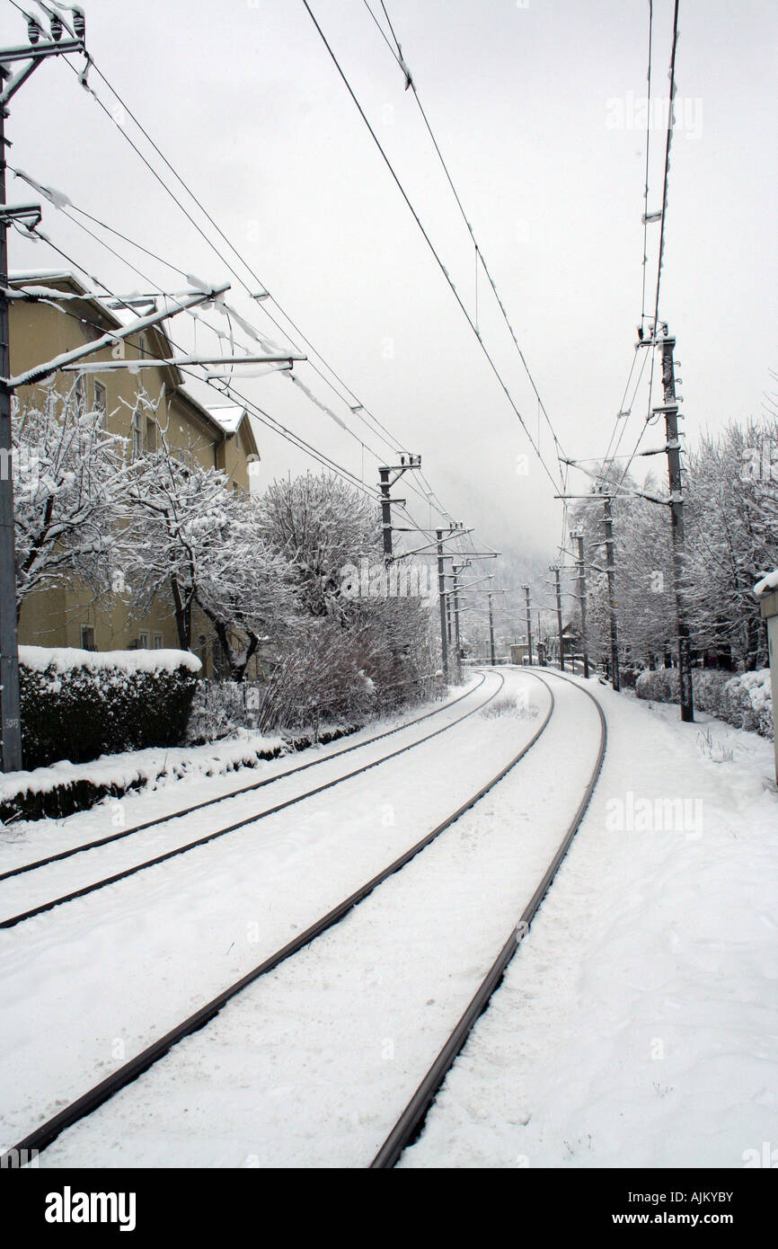 I binari della ferrovia sfuggente in scena invernale Foto Stock