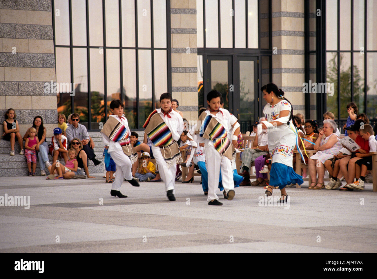 Membri del balletto EL MEXICANO INFANTIL eseguire presso la Minnesota HISTORY CENTER IN ST.PAUL, MINNESOTA. Foto Stock