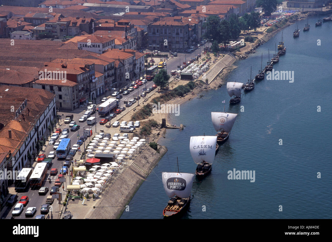 Fiume Douro a Oporto in Portogallo con la pubblicità di navi porta all'acqua Foto Stock