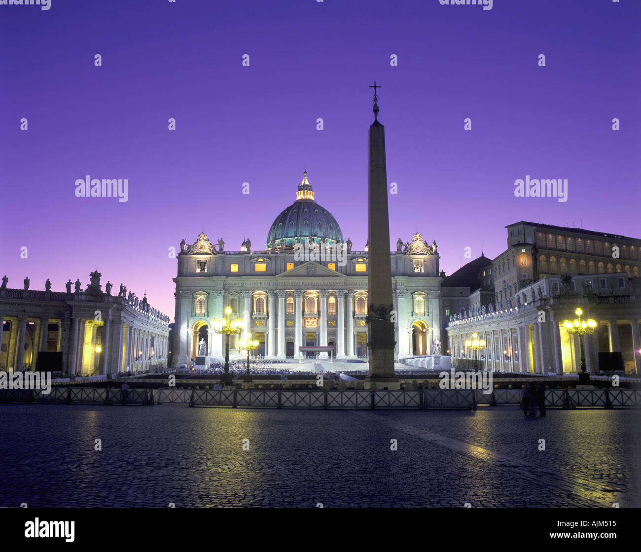 Basilica di San Pietro Città del Vaticano Roma Italia atmosfera serale Foto Stock