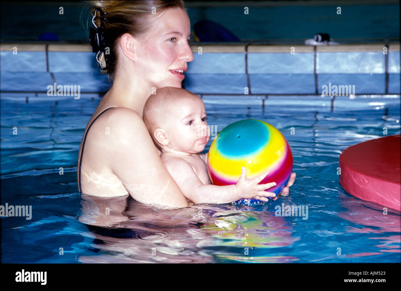 Madre con bambino in piscina interna Danimarca Foto Stock