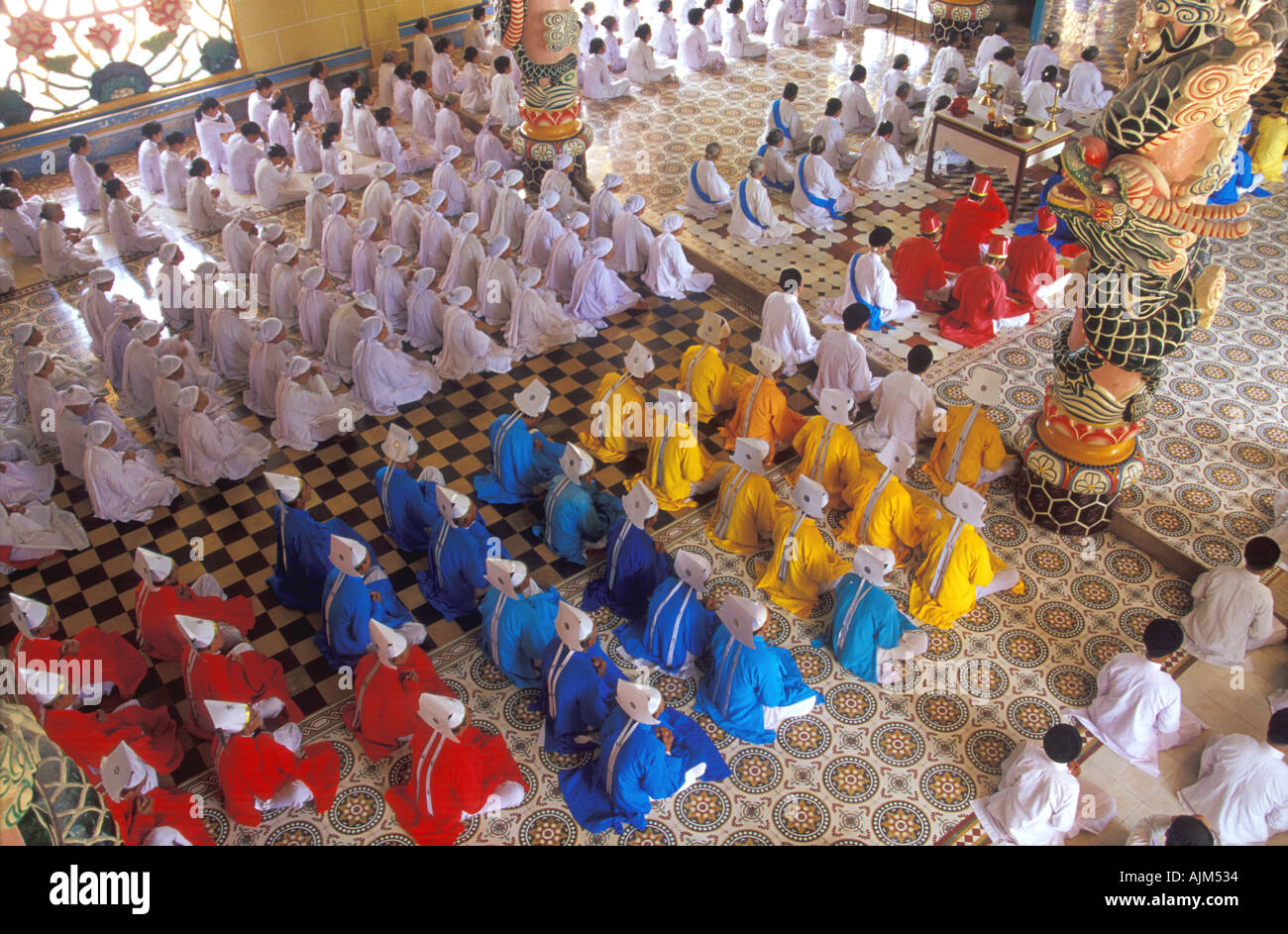 Servizio rituale in Cao Dai temple in Tay Ninh Vietnam Foto Stock