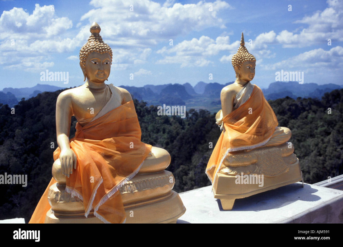 Statue di Buddha presso il nuovo tempio sulla collina sopra la grotta di Tiger wat a Krabi nel sud della Thailandia Foto Stock