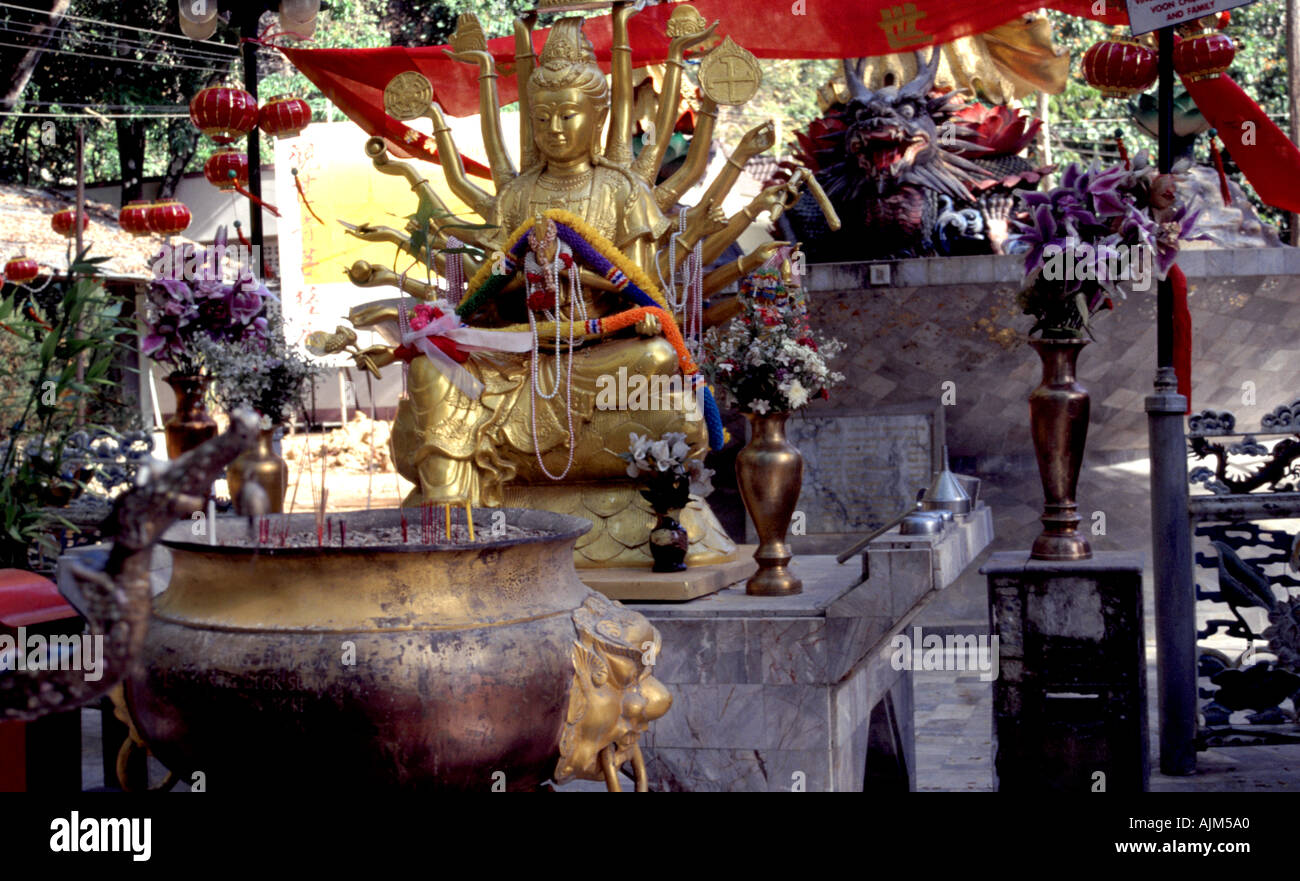 Incenso presso un altare nella grotta di Tiger tempio complesso a Krabi nel sud della Thailandia Foto Stock