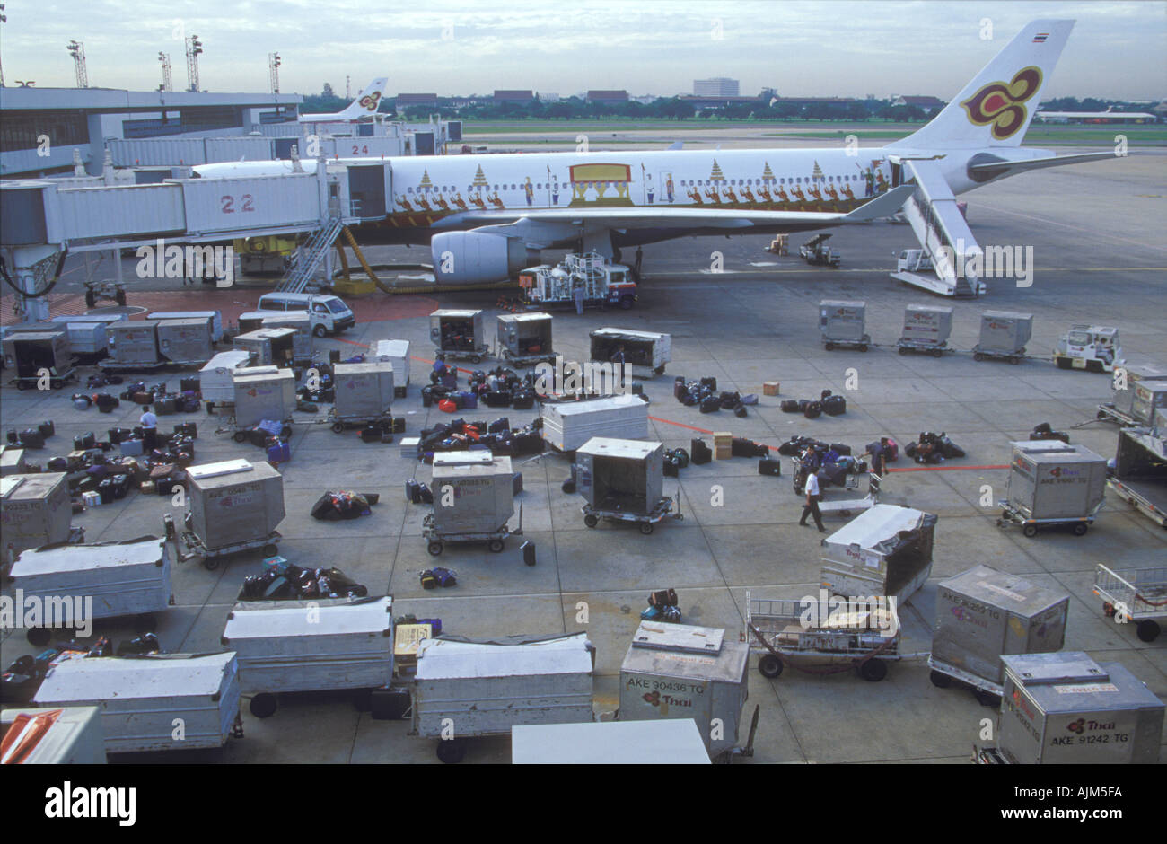 Aeroporto di Karachi in Pakistan lo scarico dei bagagli all'aperto tra l'attesa jet Foto Stock