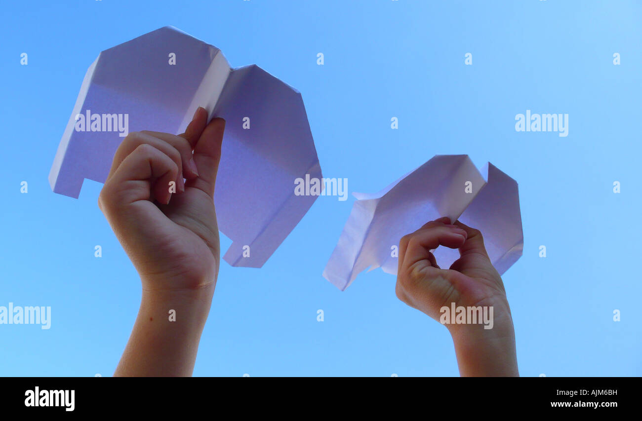 Piani di carta in bambini con le mani in mano Foto Stock