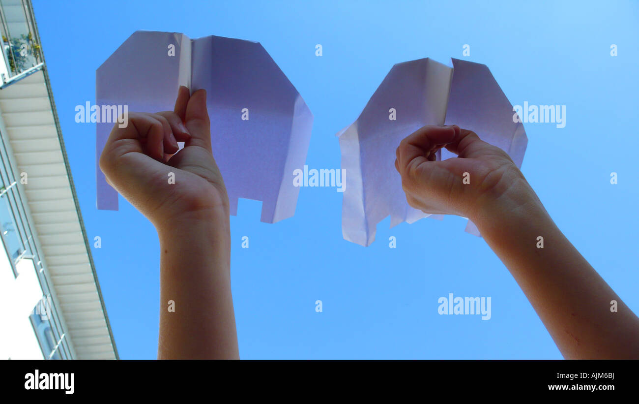Piani di carta in bambini con le mani in mano Foto Stock