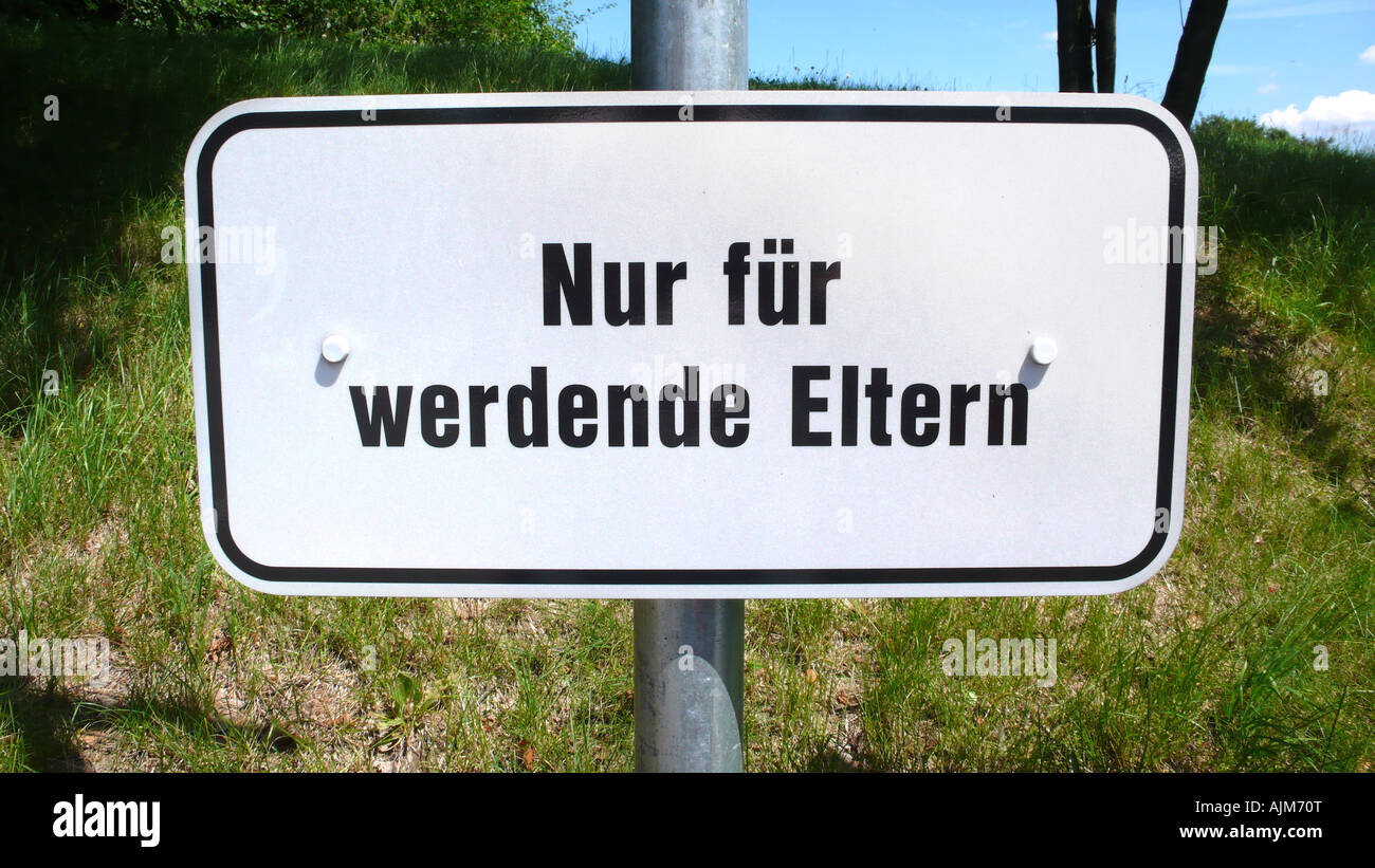 Cicogna bianca (Ciconia ciconia), parcheggio posto solo per donne incinte genitori, Germania Foto Stock