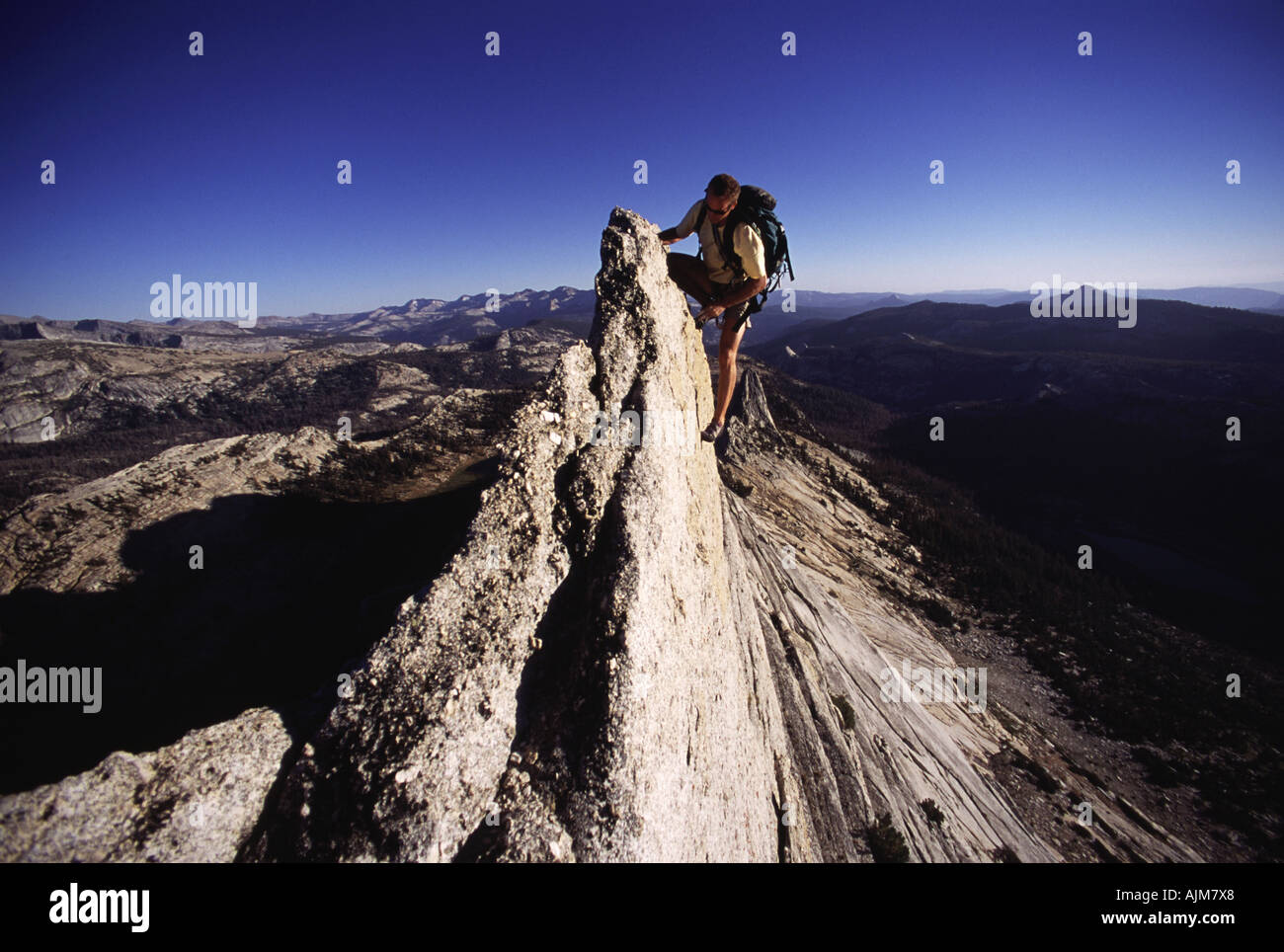 Un uomo alpinismo sul Bear Creek guglia CA Foto Stock